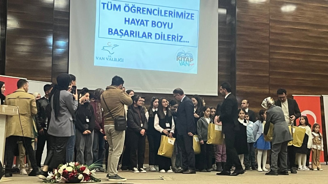 ÖĞRENCİMİZ KİTAP VAN OKUMA YARIŞMASINDA İL BİRİNCİSİ OLDU